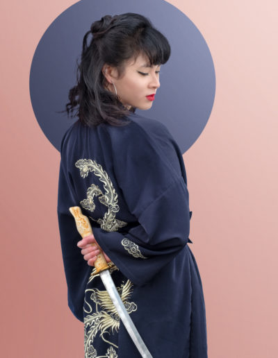 Photographie de Anha Senet avec kimono et sabre sur fond studio