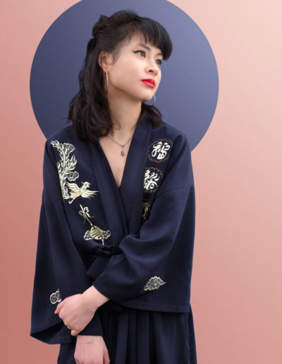 Photographie de Anha Senet avec kimono et sabre sur fond studio