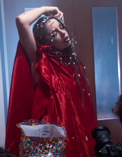 Modèle féminin avec un drap rouge et des confettis