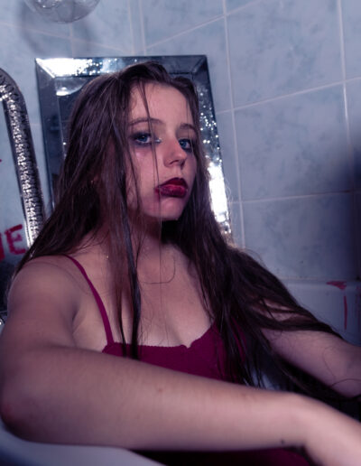 Modèle féminin dans une salle de bain ambiance sombre