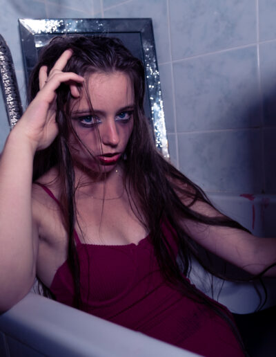 Modèle féminin dans une salle de bain ambiance sombre