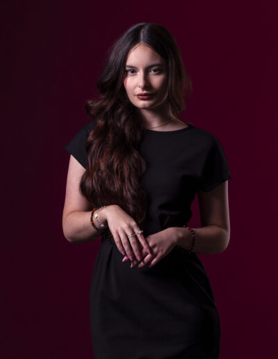 photographie studio d'un Modèle féminin sur fond rouge élégant.